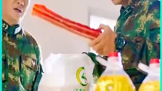 وكان الشاب على وشك الأكل عندما رأى هذا المشهد...