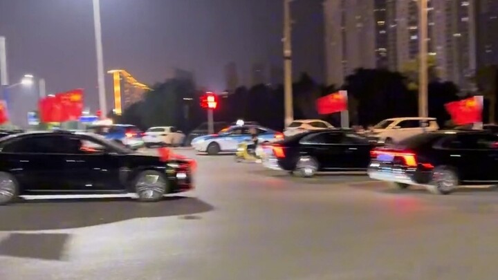 كنت للتو أحسد من يربون الحمام لحصولهم على جوائز، وإذا بي أبدأ بالحسد الآن على أصحاب سيارات红旗.