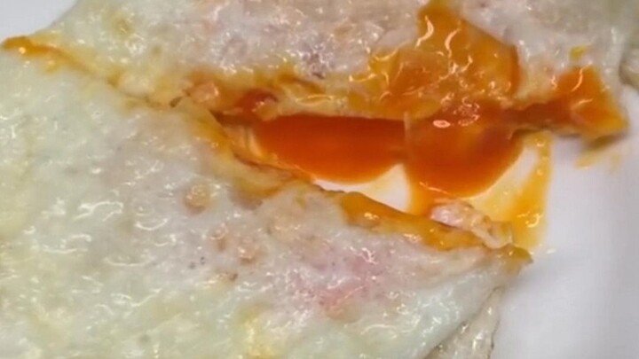 Làm trứng thì tôi chuyên nghiệp lắm! Hôm nay tôi tách lòng đỏ ra để làm món trứng ốp thật sự chuẩn v