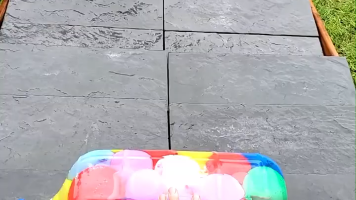 Cuộc thi ném chai lăn cầu thang phá nổ