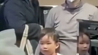 เพื่อนบอกให้เขาลองเล่นเพลงหนึ่งดู หนุ่มคนนี้จึงเล่นเพลง "ช่วงเวลาที่ผ่านไปอย่างรวดเร็ว" ในร้านขายเปี