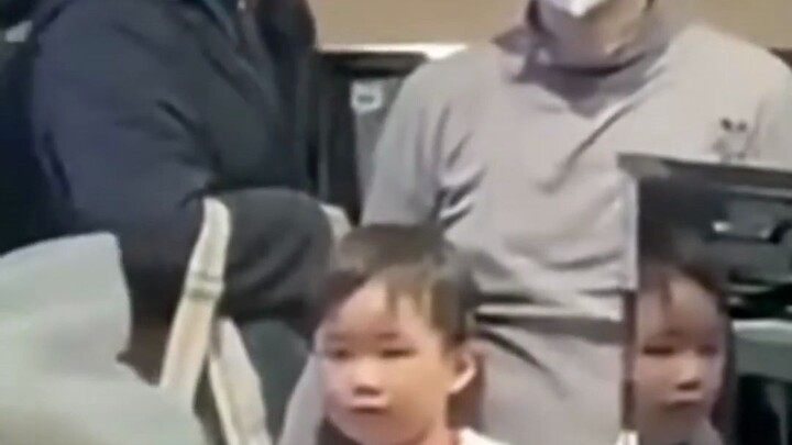 เพื่อนบอกให้เขาลองเล่นเพลงหนึ่งดู หนุ่มคนนี้จึงเล่นเพลง "ช่วงเวลาที่ผ่านไปอย่างรวดเร็ว" ในร้านขายเปี