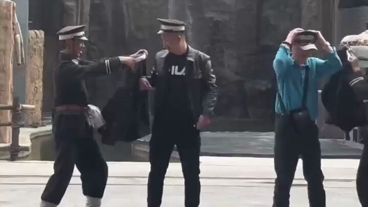 ดูเหมือนจะใส่เสื้อผ้า ที่แท้กลับถอดหน้ากากออก