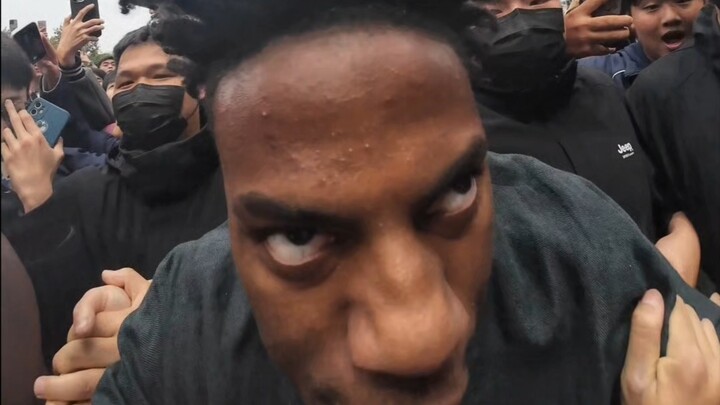 I Fed a Goiter-Stricken Guy Some Haruo Fruit on the Streets of Chongqing