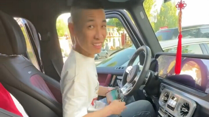 وحده بابو هو اللي يقود جي-كلاس مرسيدس كفان!