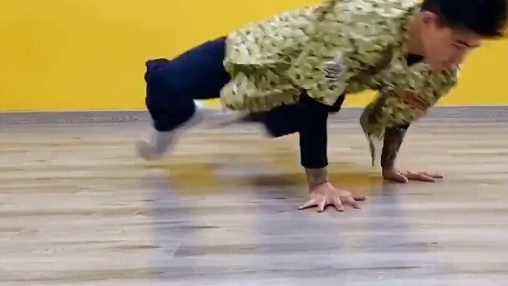 Footwork tautan kecil di sekitar kaki! Berputar-putar, aku akan membuatmu pusing