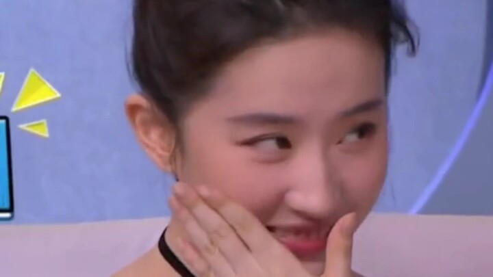 เอ๊ะ ทำไมหลิวอี้เฟยถึงยิ้มสดใสขนาดนี้? เพราะมีตัวเล็กน่ารักอยู่ข้างๆ กำลังจะบอกรักเธอเหรอ???