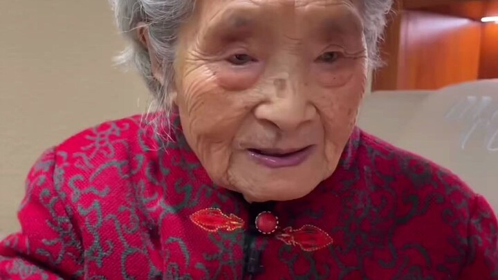 คุณยายขี้สงสัยพาเพื่อนสนิทมาลองสัมผัสชีวิตสาวสวยดูบ้าง