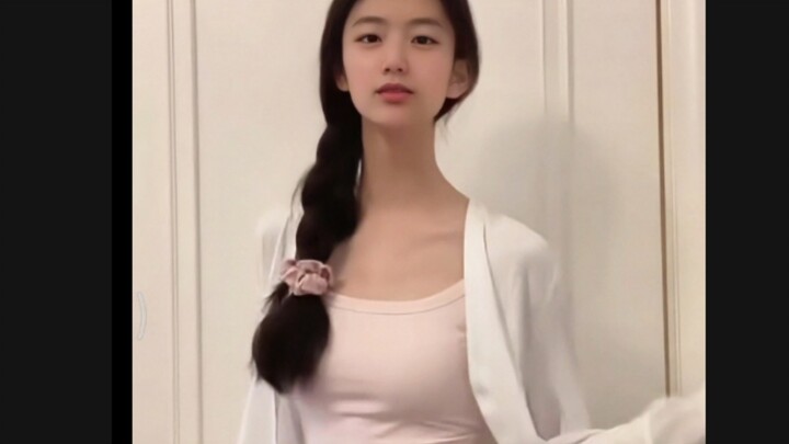 فتاة مدرسية إعدادية، فتاة ظريفة بضفيرة مجدولة