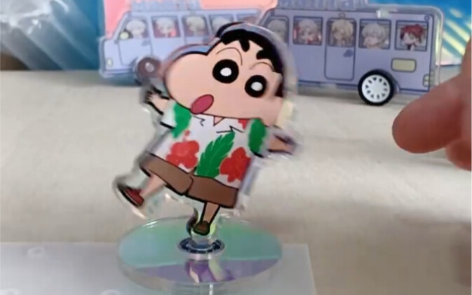Oh my god! A rotating Crayon Shin-chan stand! I'm really tempted