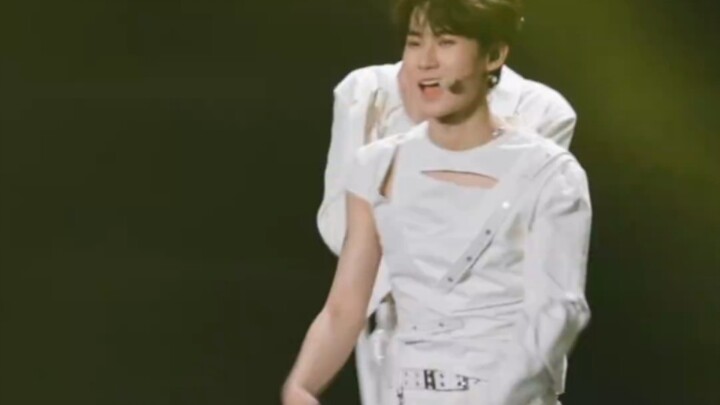 【تشانغ جين يوان】رقص فرقة الفتيات «Queencard» في الحفلة الموسيقية