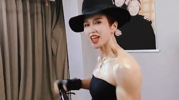 Một phụ nữ 60 tuổi yêu thích nâng tạ đã có được vóc dáng ấn tượng sau ba năm miệt mài tập luyện. Tuổ