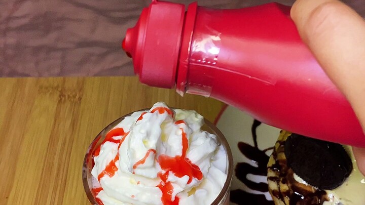 Lại là một ngày bị mẹ mắng, tối nay không ăn cơm, dùng tay xé bánh mì làm bánh waffle, rồi pha cốc t