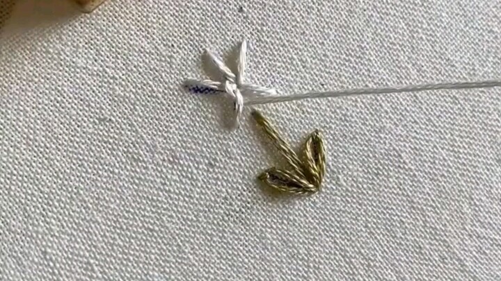 เรียนรู้การเย็บปักถักร้อยพื้นฐาน: การเย็บดอกเดซี่และการเย็บลายใยแมงมุม