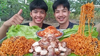 มาม่าเผ็ดเกาหลี กิมจิดองหมูสามชั้นย่างหอมๆ กินพร้อมผักกรอบๆอร่อยสุดๆ.