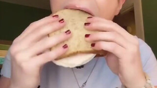 Gadis bermulut besar memperlihatkan cara dia biasanya makan, kemampuan seperti ini memang sulit untu