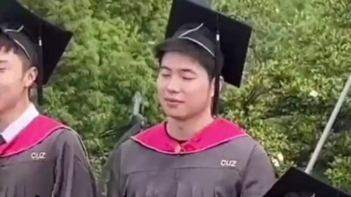 สาวๆ สลับระหว่างรอยยิ้มแสร้งกับรอยยิ้มจริงอย่างรวดเร็วขณะถ่ายรูปจบการศึกษา