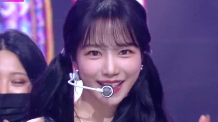 Rambut Kuncir Dua! Stage Promosi IZ*ONE ChoIyujeong untuk “GLASSY” 22 Oktober 2021