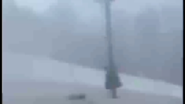 Dân mạng bàn tán xôn xao: Trên xe đưa đón hình như vẫn còn người, sự kiện kỳ quái tại khu trượt tuyế