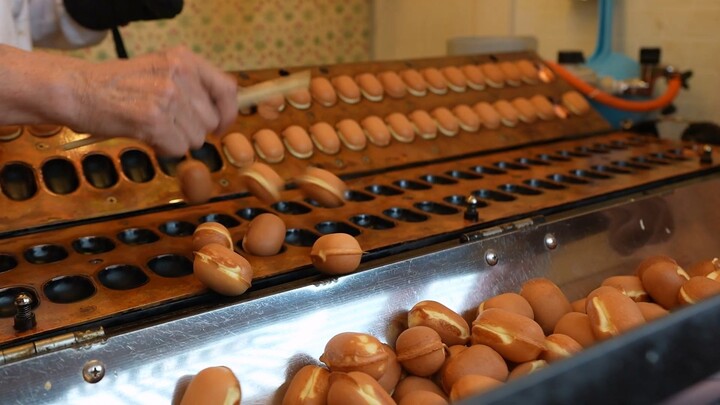 [“Baby Cake” Specialty Shop in a Tokyo Alleyway]