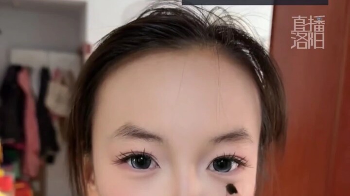 Mẹ khoe lớp trang điểm do cô con gái 12 tuổi tự thực hiện, trong trẻo, rạng ngời, khiến ai nấy đều t