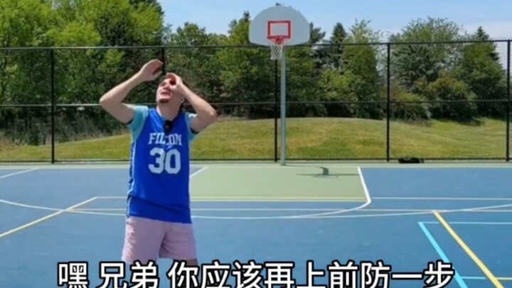 Người chơi bóng rổ có quỹ đạo ném rổ cực cao