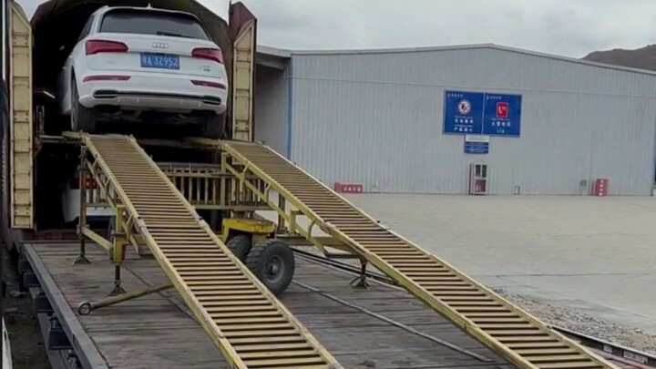 Tired from your self-drive trip in Urumqi, Xinjiang? Even your car’s worn out! Book a train ticket f