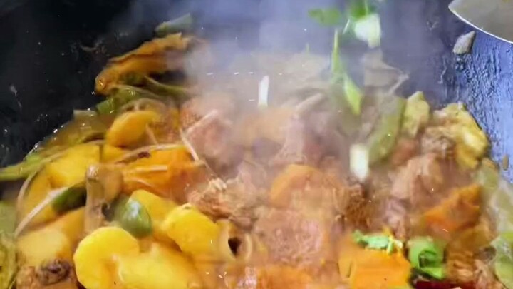 Let me show you the "guo bing" served with Northeastern-style iron pot stews!