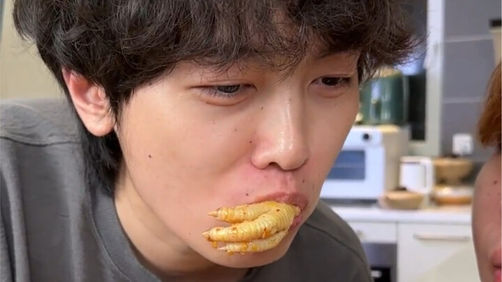 饿斯鬼上线！傲子投喂可爱猫猫！