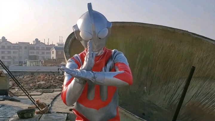 Pria itu menghabiskan ratusan dolar untuk perbaikan kedua casing kulit buatan Ultraman generasi pert
