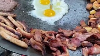 Món ngon đêm khuya: Xem anh chàng này nấu ăn, khám phá được nhiều cách ăn mới