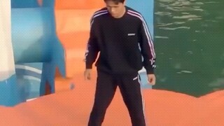 "يُشتبه أن فريق برنامج 'البنين والبنات نحو الأمام' كان يُراود الناس بالأماني الجميلة، فلمن ذهبت الثل