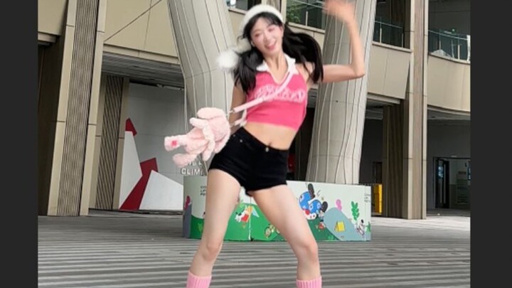 她是把大街当成跳舞机了吗...这踩点也太离谱了
