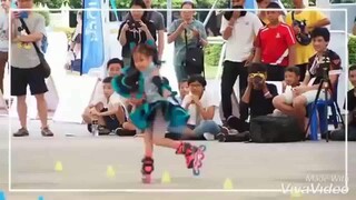 小女孩cos初音轮滑