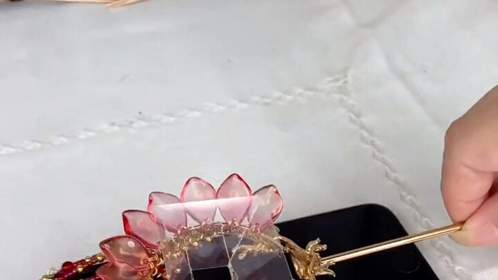 من المعروف أن سيدة القصر لا تسلك أبدًا الطريق المعتاد. الأشياء الغريبة التي صنعتها لا تحصى. تعالوا ا