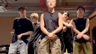 「seventeen权顺荣」没看过次舞跳女团舞+男团舞的人有难了！