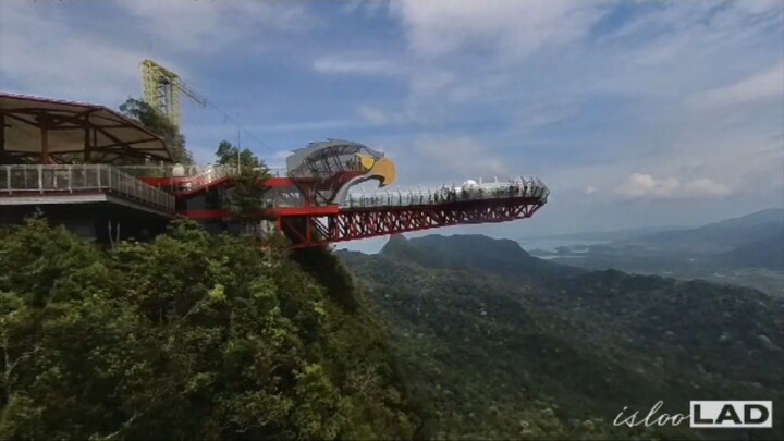 Walking on air 📍 Langkawi Sky Bridge