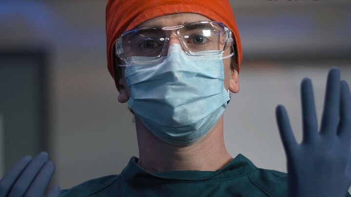 นักมายากลช่วยเด็กสาวคนหนึ่งด้วยไอศกรีมหนึ่งถ้วย แต่การเคลื่อนไหวต่อไปของผู้หญิงคนนั้นทำให้นักมายากลพ