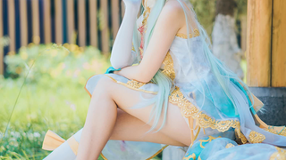 Let's have a look at the blue-haired girl cosplayer. That you must be charmed