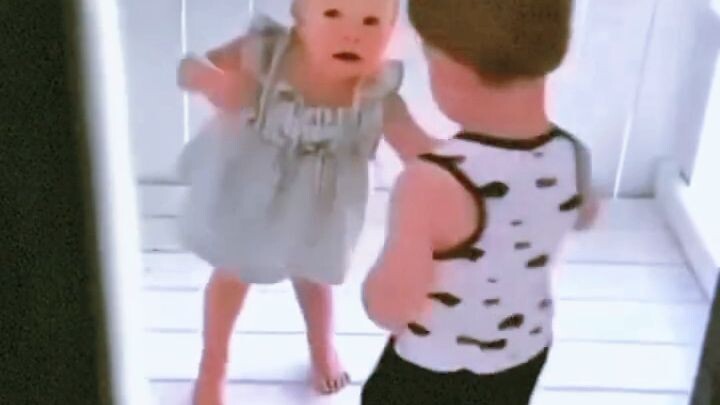 Bọn nhỏ giờ yêu đương sớm thật 😂❤️