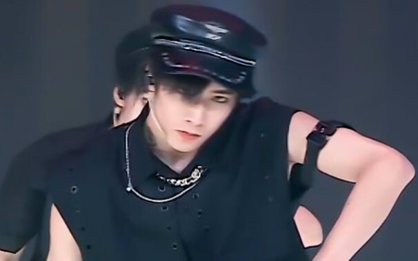 Tưởng nhầm là idol Hàn Quốc?! Đúng là mức độ điển trai đến nỗi cả giáo viên Hàn cũng phải khen!