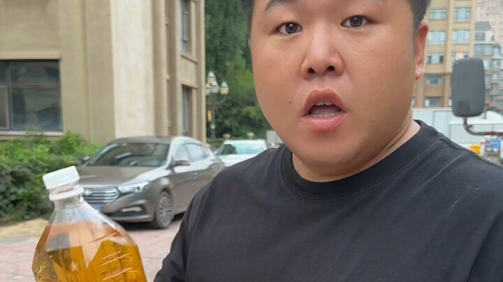 ดื่มน้ำทั้งขวดรวดเดียว ช่วยกันให้กำลังใจหน่อย! #รีวิว#แฉความจริง#ดื่มน้ำ