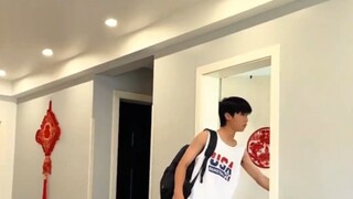 儿子每天一进家门就喊妈，要是不答应一直喊下去！！！