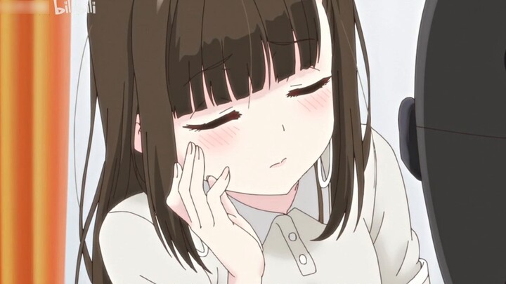 “ดูเหมือนเธอจะรู้ว่าเธอน่ารัก”