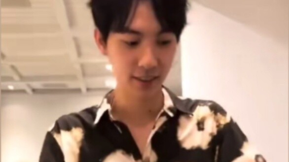Bành Thiên Du nhảy bài TT của nhóm nhạc nữ Twice