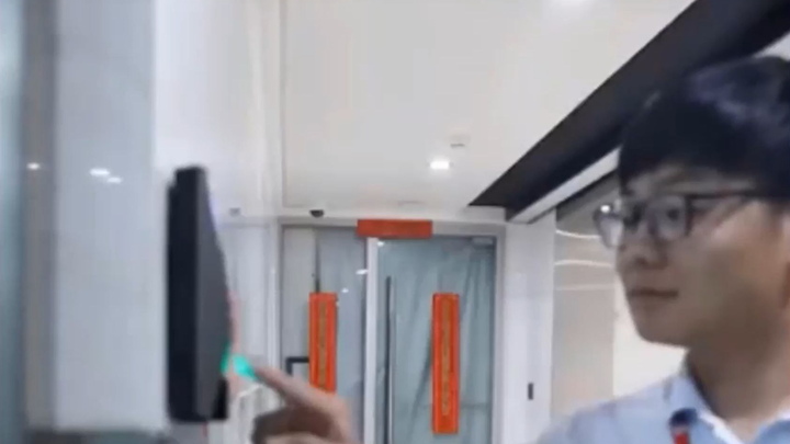 因嫌弃公司打卡系统太单调，程序员用代码修改公司打卡器，老板知道怕是要辞退