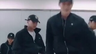 Zhang Yixing's dance to the theme song of Yesok is shot straight on. There is nothing that Zhang Yix