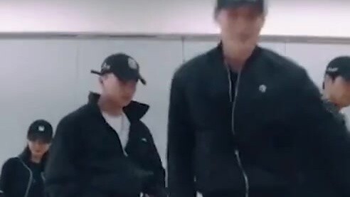 Zhang Yixing's dance to the theme song of Yesok is shot straight on. There is nothing that Zhang Yix