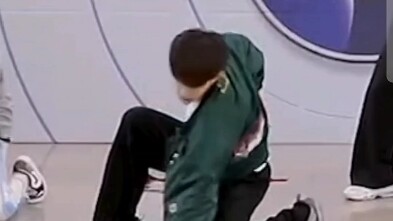 [Zhang Hao] He really looks like he wants to be over. It feels like he's tired from doing something 