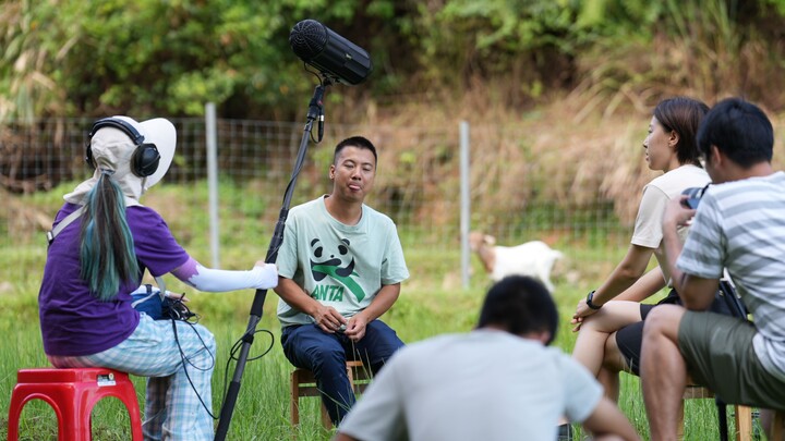 Hua Nong Brothers: Check out the herbivorous pigs at Brother’s place, then take the reporter to harv